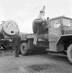 154126 Afbeelding van het vervoer van cacaoboter van Westzaan naar Amsterdam: het beladen van de goederenwagens met ...